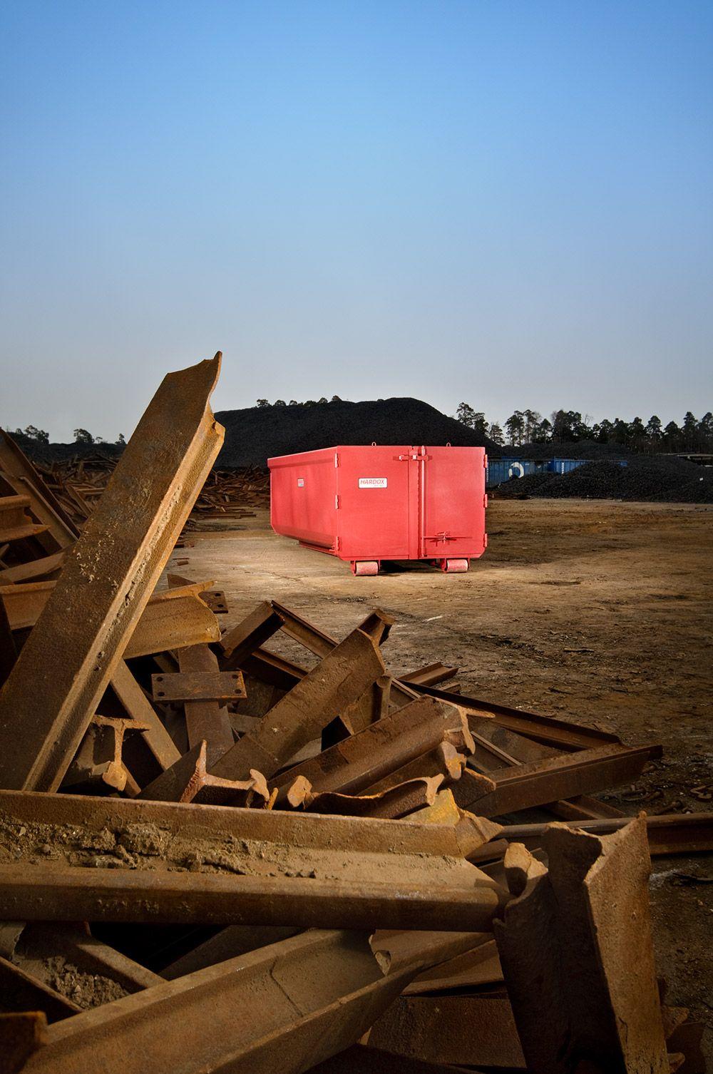 Red Hardox® container.